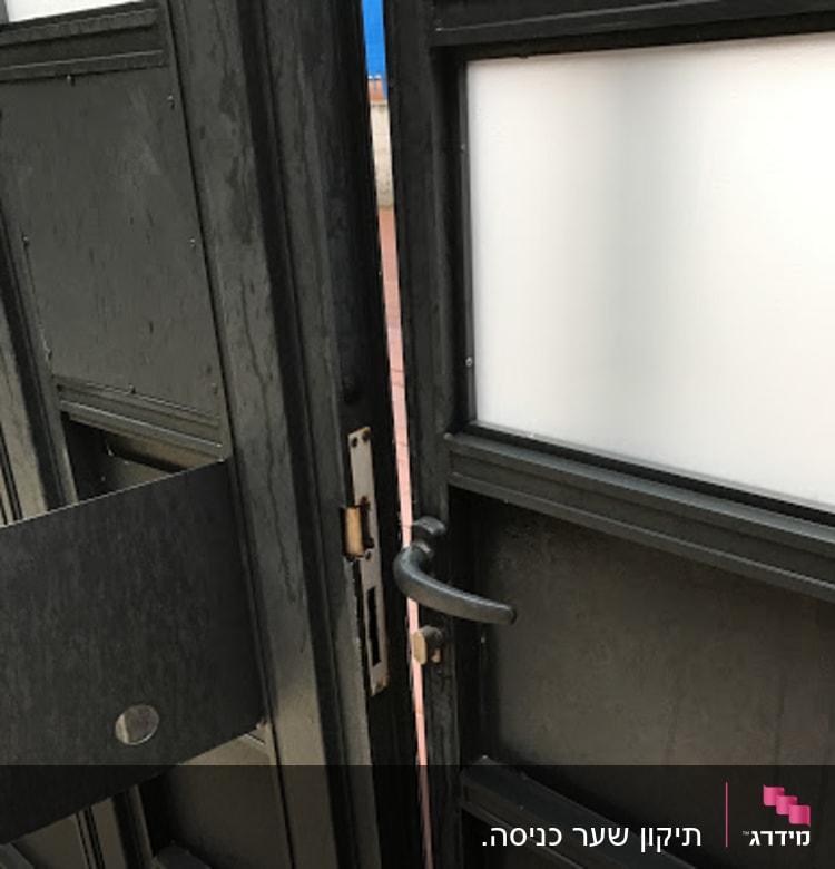 דלת שחורה עם מסגרת מתכת וזכוכית חלבית